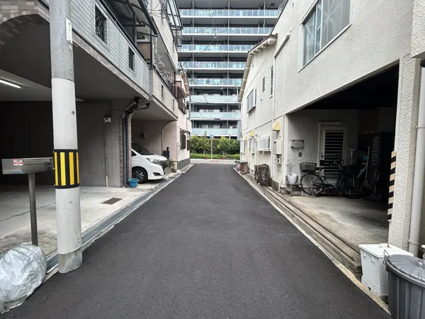 前面道路含む外観です。