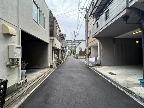 前面道路含む外観です。