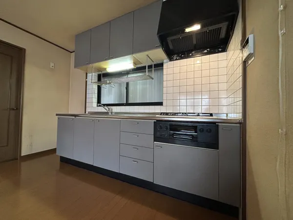 キッチンです。キッチン台は壁付タイプです。収納スペースが豊富なため、すっきりと片付いた空間を保つのに役立ちそうです。