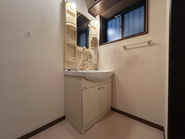 洗面室です。室内洗濯機置場が設けられています。