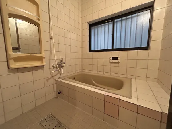 浴室です。浴室内には窓が設置してあり、自然換気をすることが可能です。