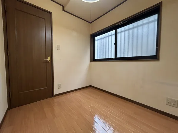 1階にある約4.5帖のお部屋です。玄関から一番近い居室になります。※写真中の家具・家電は売買価格に含まれません。