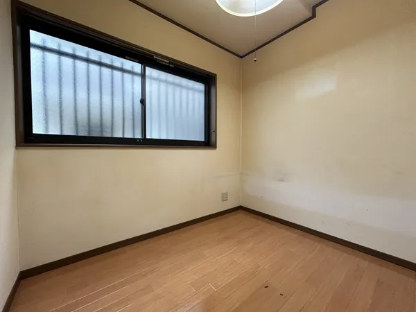 1階にある約4.5帖のお部屋です。窓は南向きに設置してあります。※写真中の家具・家電は売買価格に含まれません。