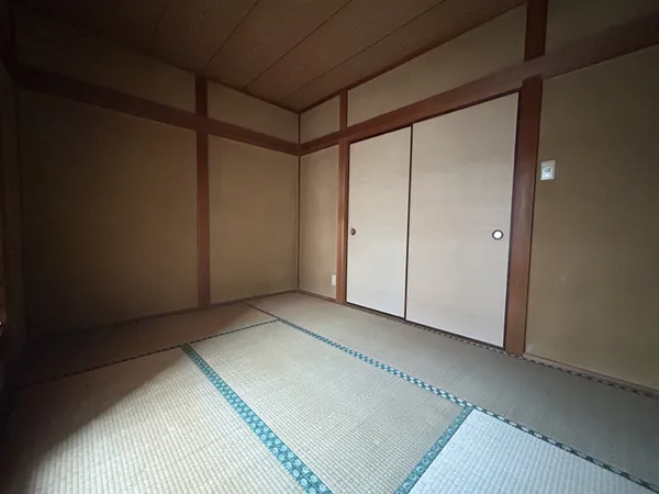 2階にある約6.0帖の和室はLDKと2階のバルコニーへの出入りが可能なお部屋です。収納スペースも設けられています。