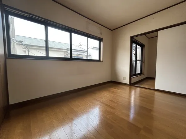 3階にある約6.0帖の洋室です。3階には6.0帖のお部屋が2つあります。写真のお部屋は南向きに窓が設置されたお部屋になります。