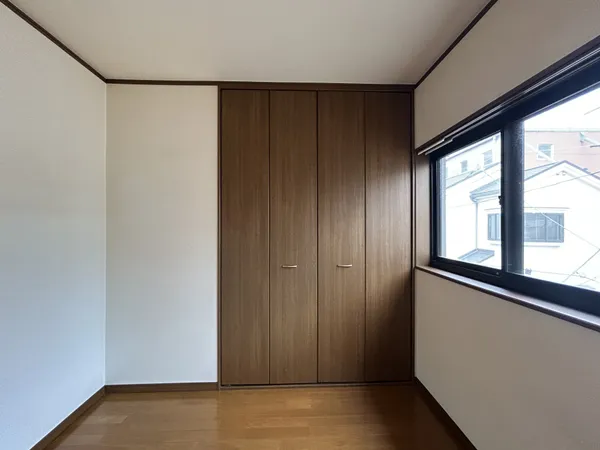 3階にある約6.0帖のお部屋には収納スペースがあります。お部屋を広く利用するのに役立ちます。