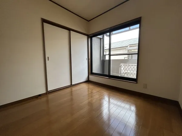 3階にある約4.5帖の洋室です。3階のバルコニーへの出入りが可能なお部屋となっています。