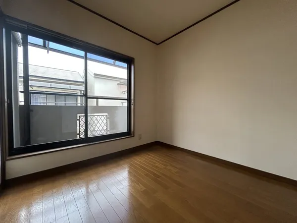 3階にある約4.5帖の洋室です。