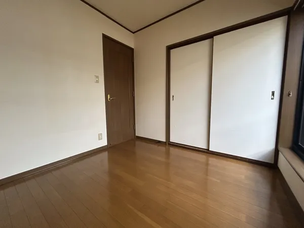 3階にある約4.5帖の洋室です。