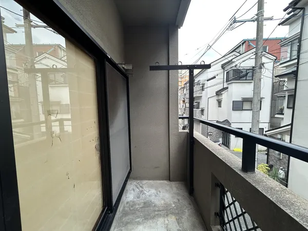 2階にあるバルコニーです。約6.0帖の和室からの出入りが可能となっています。