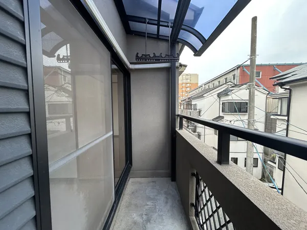 3階にあるバルコニーです。約4.5帖のお部屋からの出入りが可能となっています。