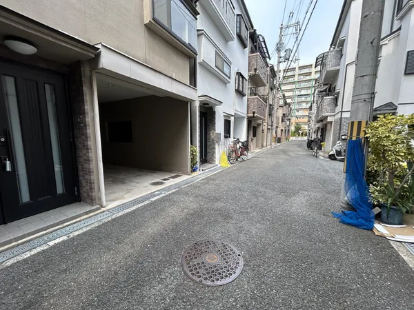 前面道路含む外観です。