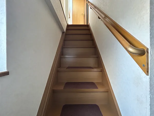 【階段】2階へ上がる階段です。手すり付きの為、お子様からご年配の方まで利用しやすいです。