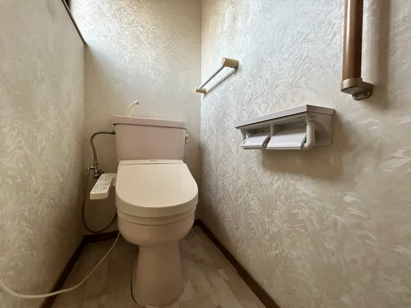 【トイレ】2階のトイレです。トイレットペーパーホルダーは2連型が採用されているため、予備を設置しておくことが可能です。