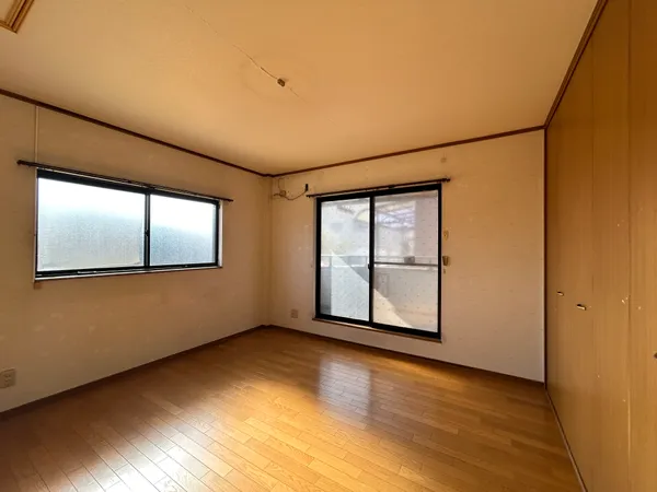 【洋室】3階にある約8.0帖の洋室にはバルコニーへの出入りが可能な大きな窓が西向きに設置してあります。