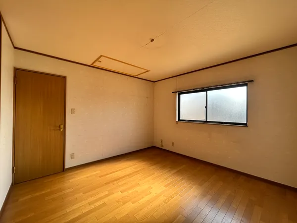 【洋室】3階にある約8.0帖の洋室です。階段を上がって右側にあるお部屋になります。フローリングのお部屋の為、お掃除がしやすいです。