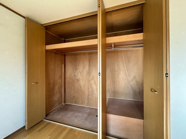 【収納】3階にある約8.0帖の洋室の収納スペースです。ハンガーラックつきのため、アウターなどの衣類もすっきりと仕舞うことができそうです。