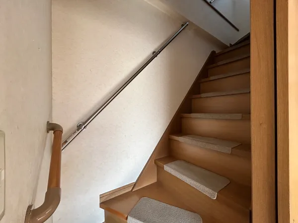 【階段】3階に上がる階段です。