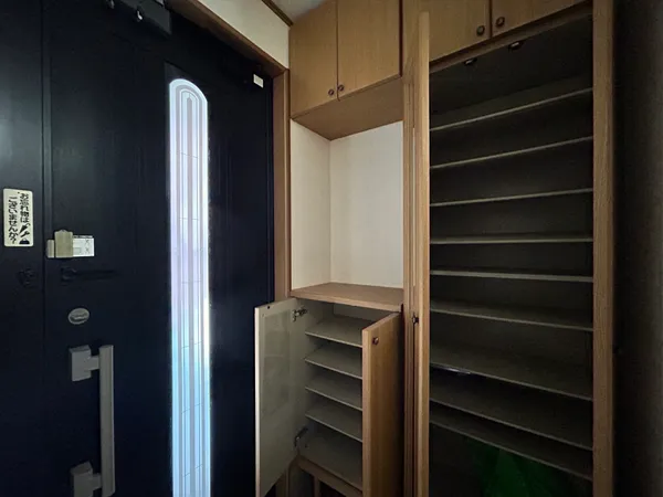 【収納】玄関にある収納スペースは棚数が多く、収納力が高いです。