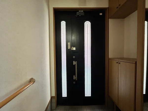 【玄関】玄関入ってすぐ左手にはシューズボックスがります。フロートタイプの為、お掃除がしやすくカビ予防にもなります。