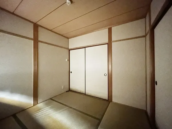 【和室（東）】1階にある約4.5帖の和室です。約6.0帖の洋室と廊下からの出入りが可能になっています。