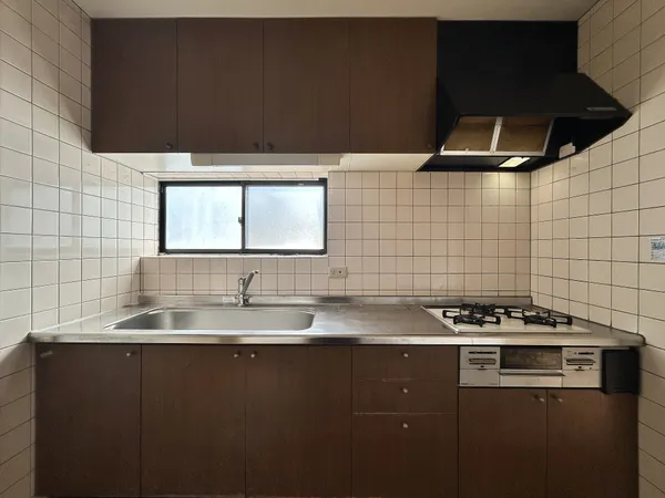 【キッチン】キッチン台は壁付タイプの物が採用されています。窓も設置してあり、自然換気が可能です。