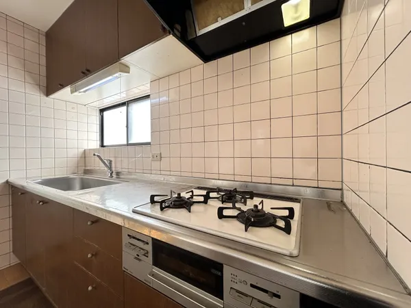 【キッチン】キッチンには上下に収納スペースが設けられています。すっきりとした空間を保つのに役立ちそうです。