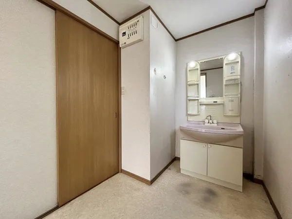 【洗面室】洗面室はLDKと隣接した場所にあります。