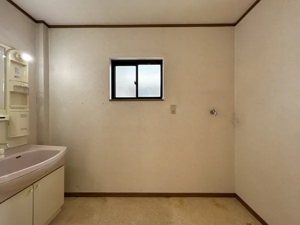 【洗面室】洗面室内には洗濯機置場や洗面化粧台が設置されています。窓もあるため、自然換気が可能です。