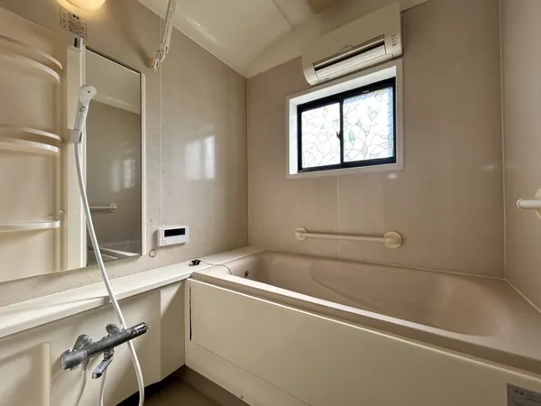 【浴室】浴室暖房乾燥機付きのバスルームの為、天候問わず快適なバスタイムを過ごすことができそうです。また、窓も設置してあり、自然換気も可能です。