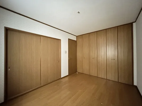 【洋室】1階にある約6.0帖の洋室です。玄関から入って突き当りのお部屋になります。フローリングのお部屋の為、お掃除がしやすいです。