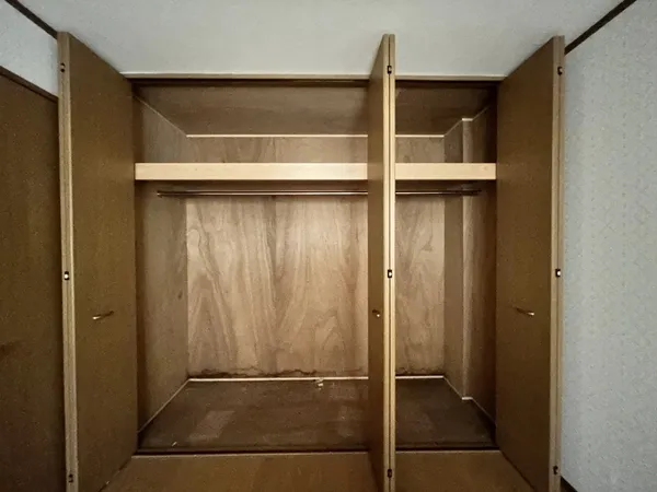 【収納】1階約6.0帖の洋室にある収納スペースです。幅が広く収納力が高いため、お部屋を広く利用するのに役立ちそうです。