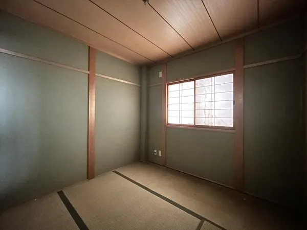 【和室（西）】1階にある約4.5帖の和室です。窓は西側の壁に設置してあります。玄関から一番近いお部屋です。