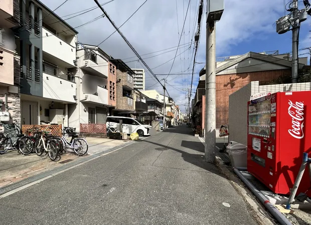 【前面道路含む外観】