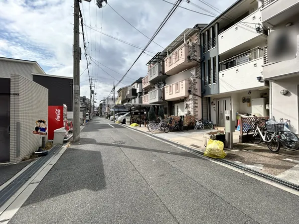 【前面道路含む外観】