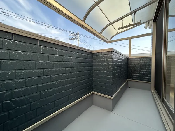 【バルコニー】3階のバルコニーです。約6.1帖の洋室からの出入りが可能になっています。