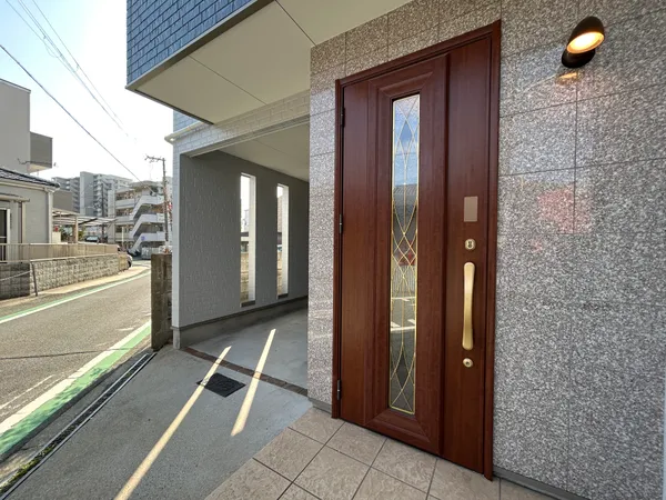 【玄関（外）】玄関の隣にはビルドインガレージがあります。（車種による制限有）