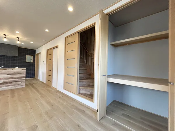 【収納】リビングにある収納スペースです。幅が広く、収納力が高いため、空間を広く利用するのに役立ちそうです。　※写真中の家具・家電は売買価格に含まれません。