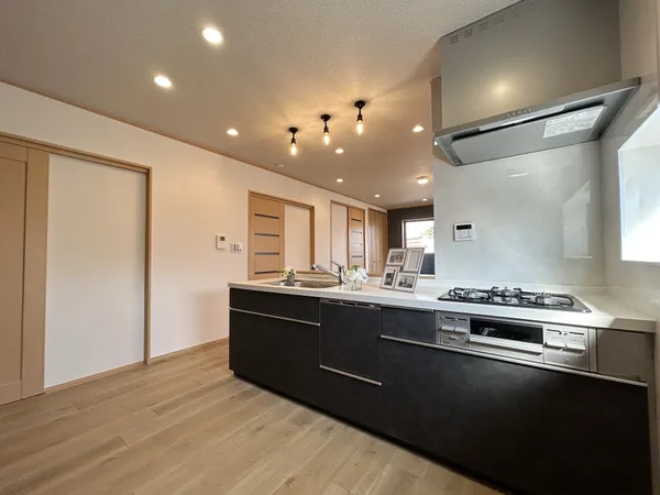 【キッチン】キッチン台はリビングと対面式に設置されています。作業をしながらでもお互いに見守ることができ、安心です。※写真中の家具・家電は売買価格に含まれません。