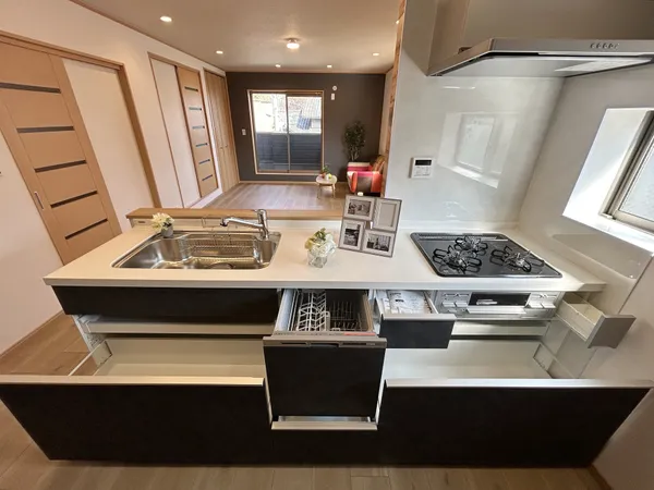 【キッチン】食洗機付きのシステムキッチンの為、家事の効率が高まりそうです。※写真中の家具・家電は売買価格に含まれません。