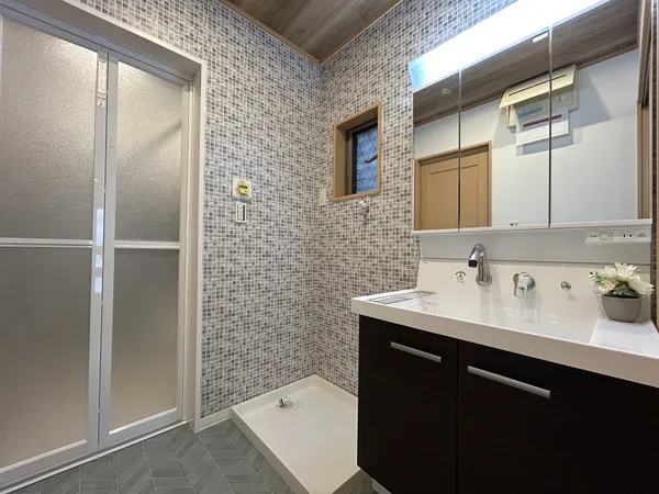 【洗面室】洗面室内に設置されている洗面化粧台は、三面鏡の収納力が高いものが採用されています。すっきりとした洗面周りを保つのに役立ちそうです。※写真中の家具・家電は売買価格に含まれません。