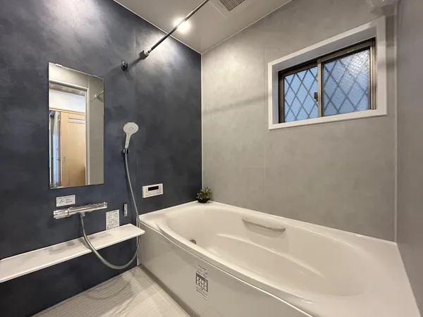 【浴室】浴室内には窓があり、自然換気が可能となっています。また、物干しざおが設置されており、雨天時に洗濯物を干す場所としても活用できそうです。※写真中の家具・家電は売買価格に含まれません。