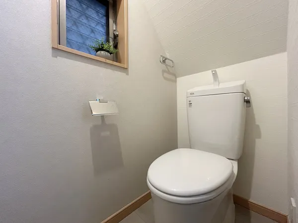 【トイレ】1階部分にあるトイレです。※写真中の家具・家電は売買価格に含まれません。
