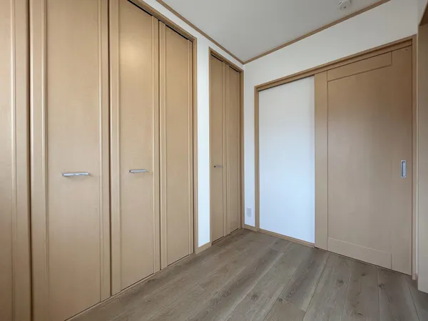 【洋室】1階にある約3.0帖の洋室です。フローリングのお部屋の為、お掃除がしやすくなっています。