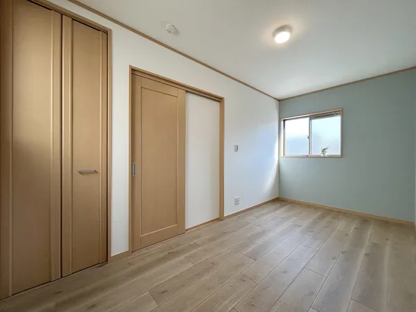 【洋室】3階にある約6.2帖の洋室です。階段を上がって右側にあるお部屋になります。