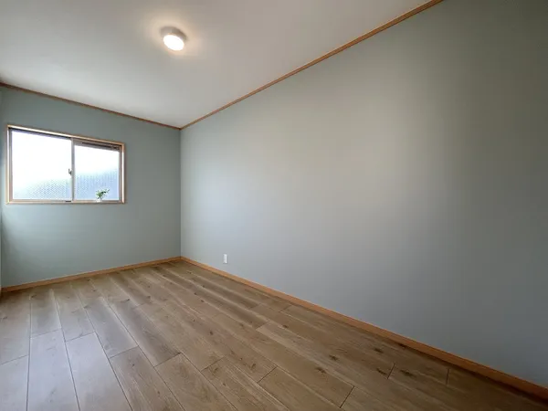 【洋室】約6.2帖の洋室には西と東に窓が設置してあります。