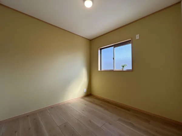 【洋室】約4.1帖の洋室です。階段上がって正面にあるお部屋になります。窓は東側に設置してあります。