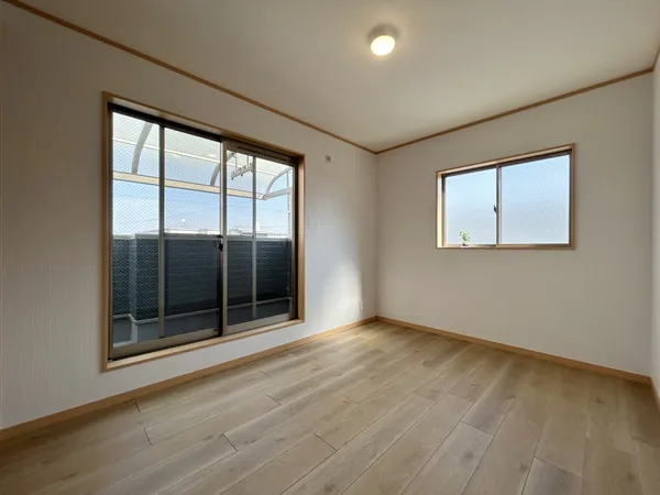 【洋室】約6.1帖の洋室にはバルコニーへの出入りが可能な大きな窓が設置してあります。外の陽や空気をたくさん取り込むことが可能です。