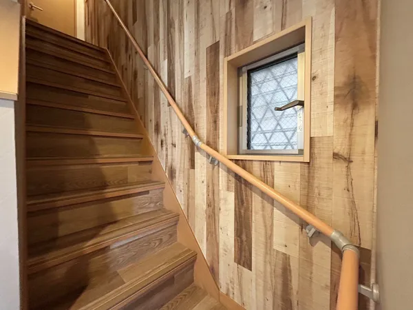 【階段】階段には手すりが付いています。お子様からご年配の方まで使用しやすそうです。