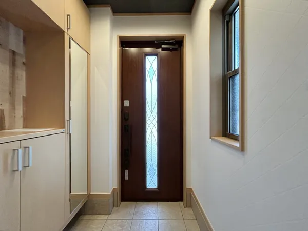 【玄関】玄関入って右手にはシューズボックスが設置してあります。姿見付きの為、お出かけ前の身だしなみチェックの役にも立ちそうです。